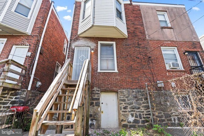 Building Photo - 819 S 56th St