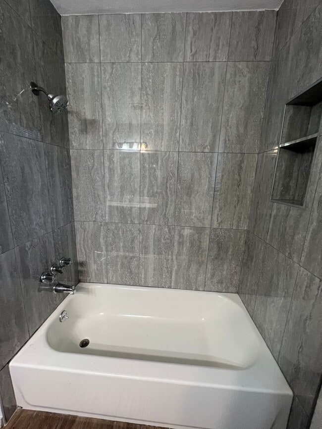 Building Photo - 4 Bed 1.5 Bath House, Total Electric with ...