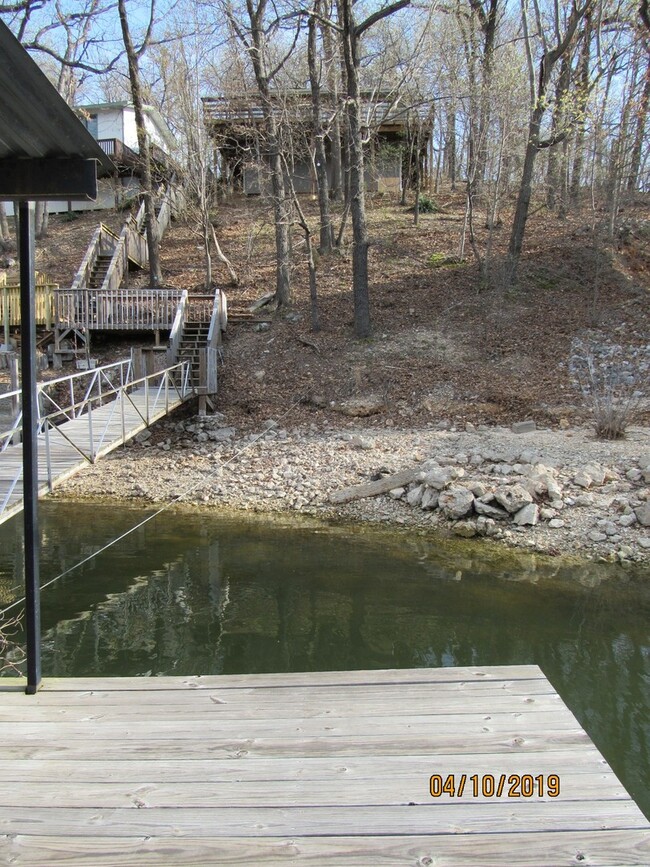 Building Photo - 2 bedroom lakefront house in Lake Ozark