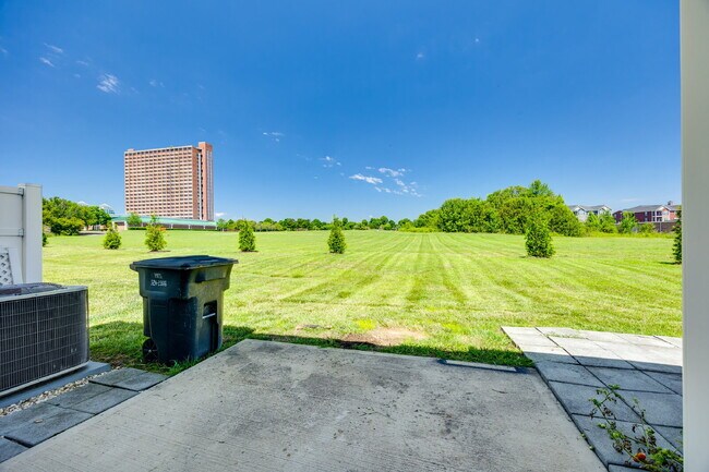 Building Photo - 826 Summerlake Dr