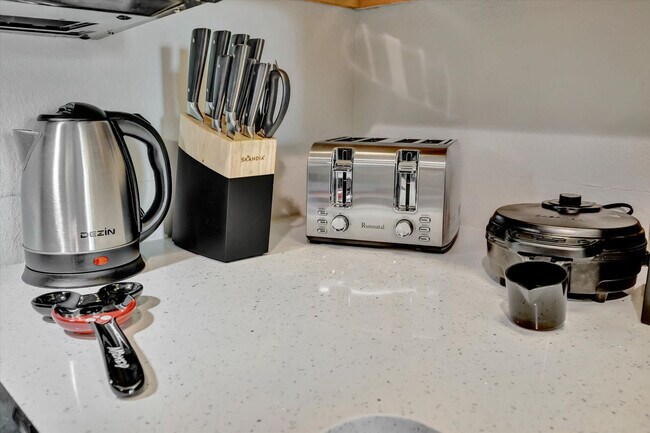 Building Photo - 8303 Palm Pkwy