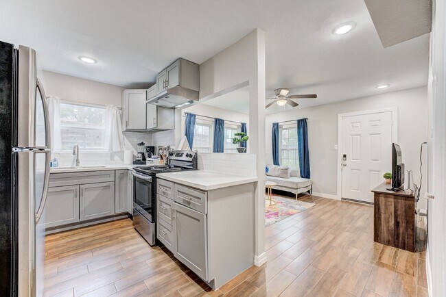 Building Photo - 2720 Truxillo St