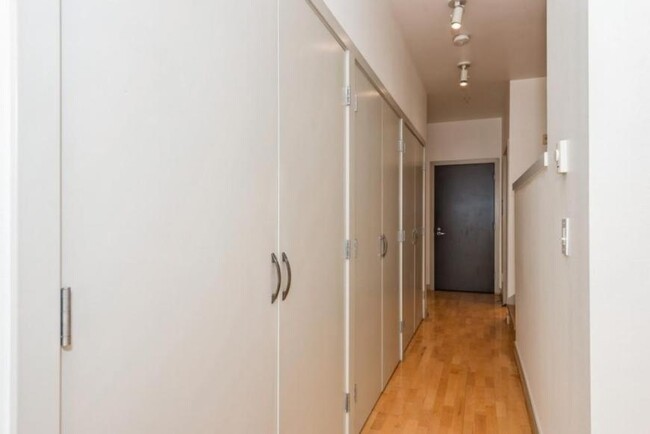 Building Photo - 1 bedroom in Seattle WA 98109