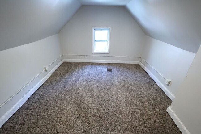 Building Photo - 885 Brown St