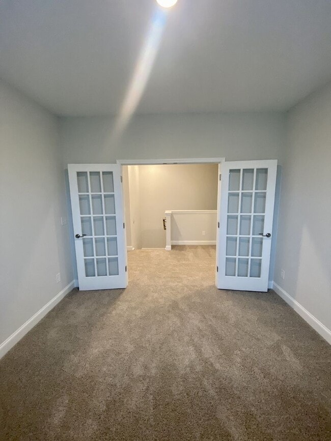 Building Photo - End Unit Townhouse in Terraces at Farmington