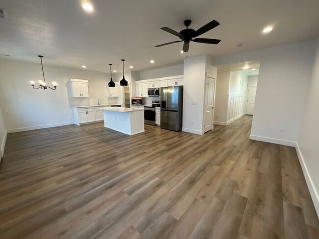 Building Photo - 3 bedroom 2.5 Bath Townhouse