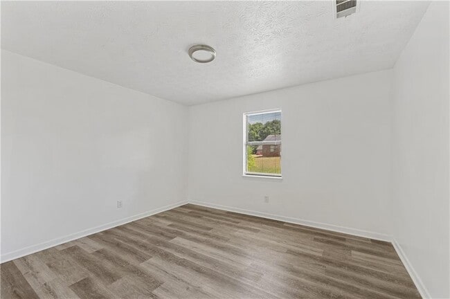 Building Photo - 210 Tanglewood Ln