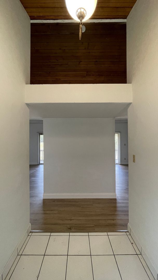 Building Photo - Priced Right!1 Bed 1 Bath Condo in Grenele...