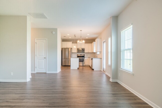 Building Photo - 647 Red Oak Ln