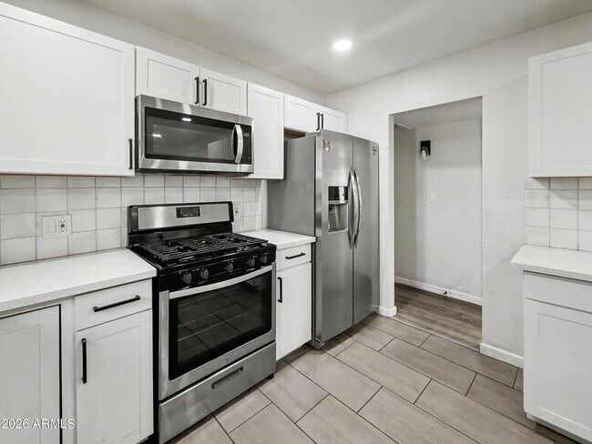 Building Photo - 1542 W 5th Pl