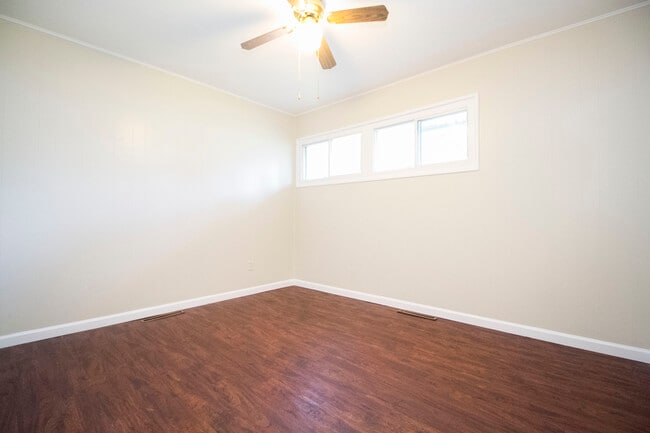 Building Photo - 3001 Edgebrook Dr