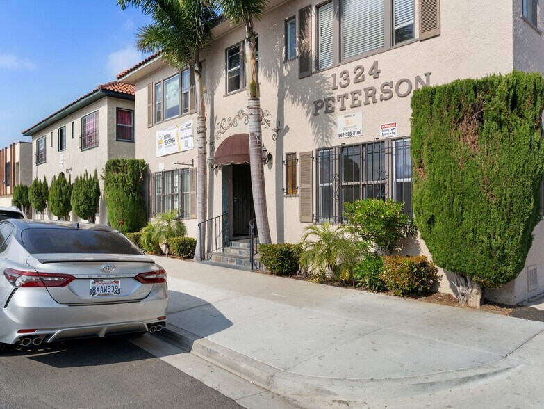 Building Photo - 1324 N Peterson Ave