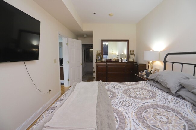 Building Photo - 915 Madison St