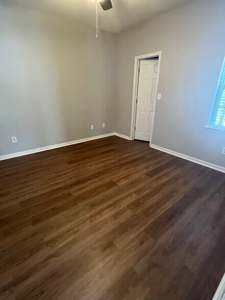 Building Photo - 3411 Sweetwater Blvd