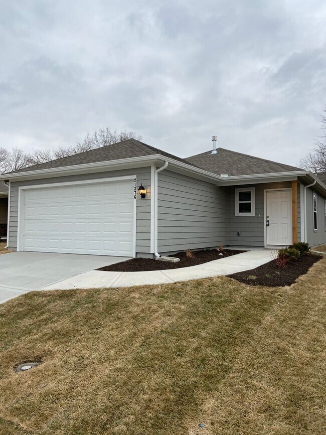 Building Photo - DON’T WAIT — PRE-LEASING NOW! 3 Bed + 2 Bath Home in Oak Wood