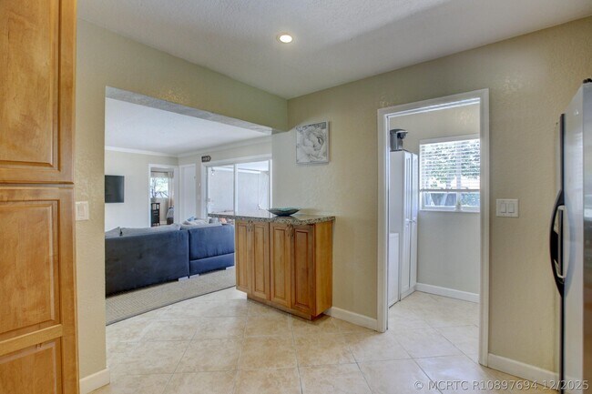Building Photo - 808 SE 13th Ct