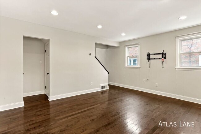 Building Photo - Professionally Managed  & Recently Renovat...