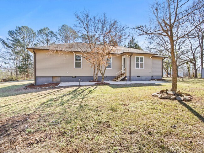 Building Photo - Large lot and close to town.