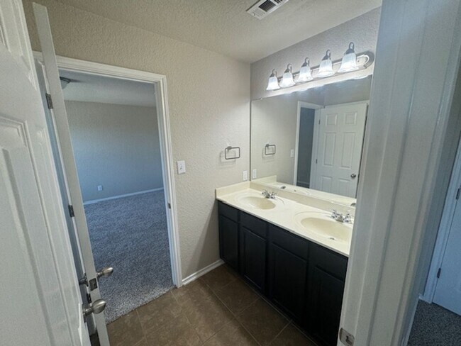 Building Photo - Must See Newly Updated 5/3.5 Home in Alamo...