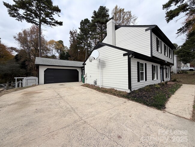 Building Photo - 2825 Edwin Jones Dr