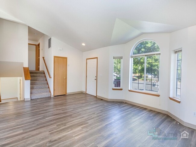 Building Photo - Stunning 3 bedroom 2.5 bathroom Home