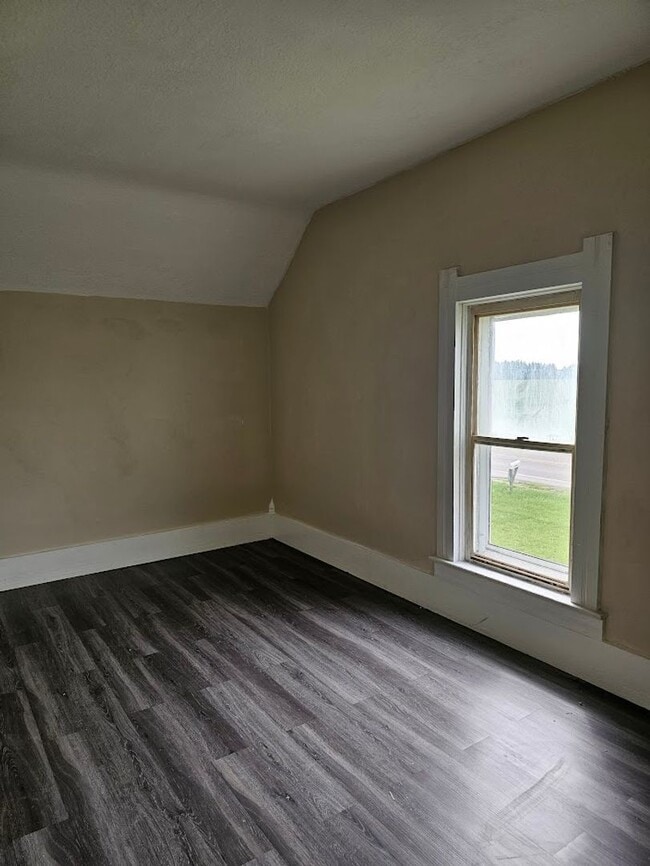 Building Photo - Three Bedroom One Bath House in the Country