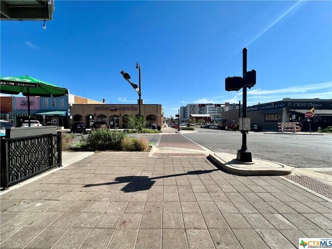 Building Photo - 301 N LBJ Dr