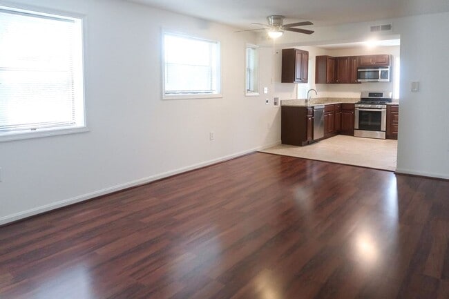 Building Photo - Modern Three Bedroom Condo! Minutes to Congress Heights Metro!