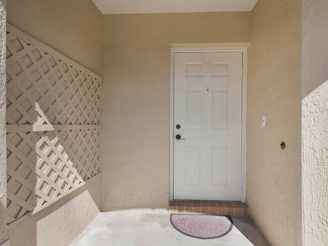 Building Photo - 970 Summit Lake Dr