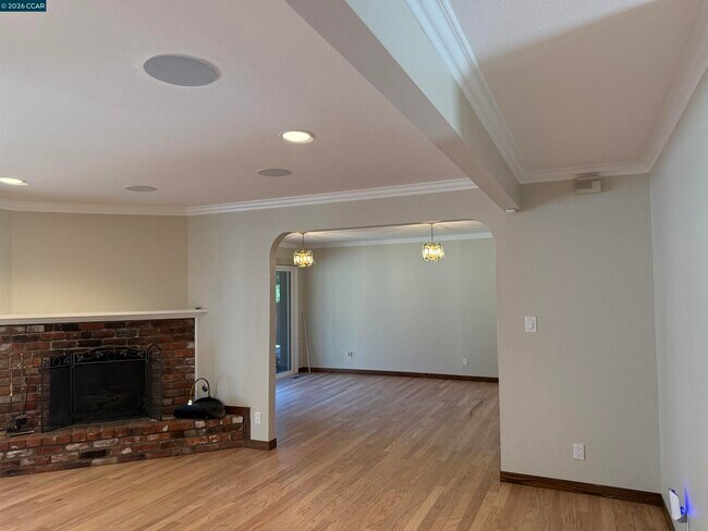 Building Photo - 1271 Summit Rd