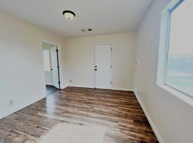 Building Photo - Beautiful 4 Bedroom 2 Bath