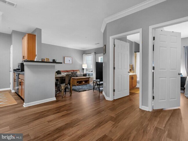 Building Photo - 4852 Eisenhower Ave