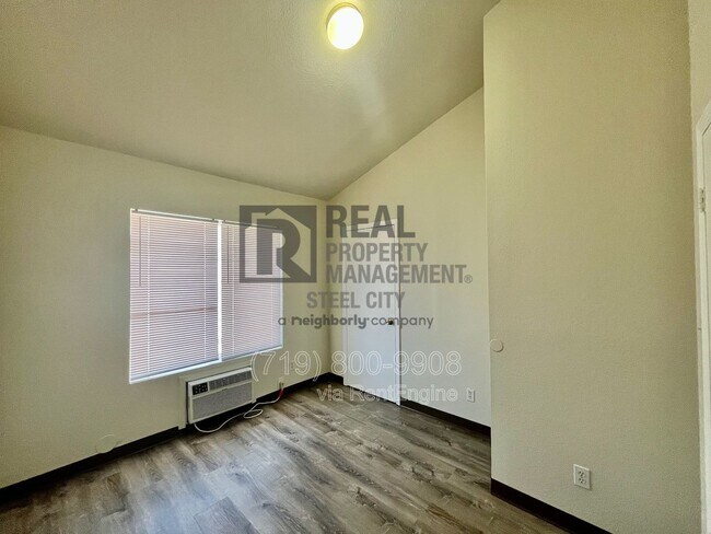 Building Photo - 1715 Oakshire Ln