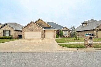 Building Photo - Beautiful & Large 4 Bed 2 Bath Home in Edmond!