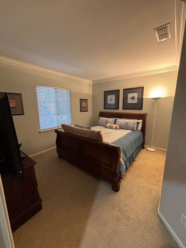 Building Photo - Two Beautiful Large Rooms for Rent in Disc...