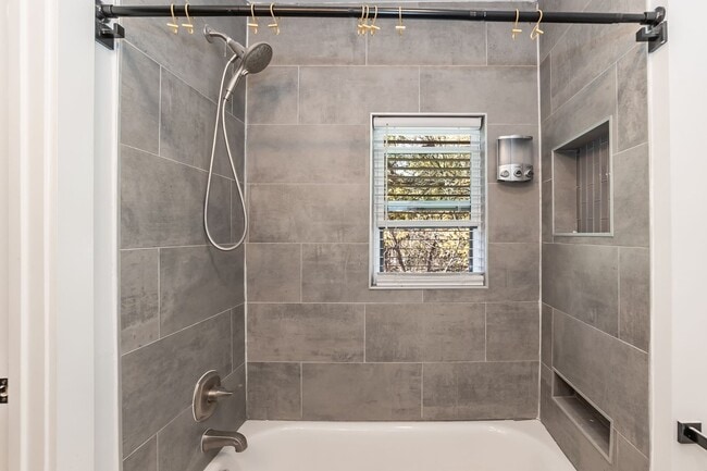 Building Photo - Two Bedroom Home