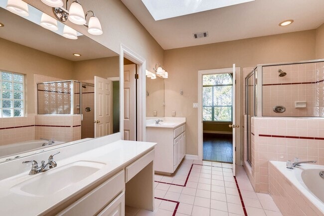 Building Photo - Beautiful Home in Great Hills!