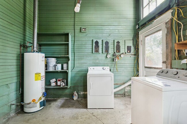 Building Photo - lrf2320