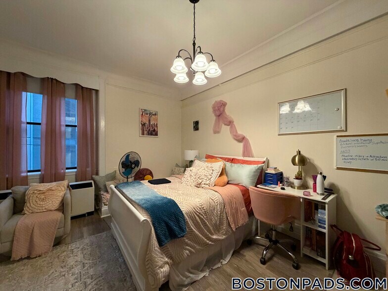 Building Photo - 62 Boylston St