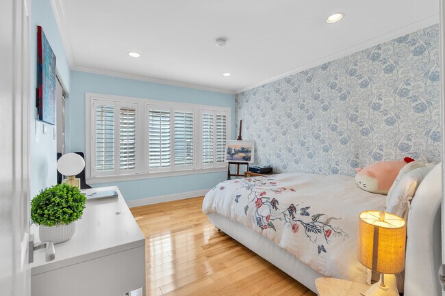 Building Photo - 326 N Doheny Dr