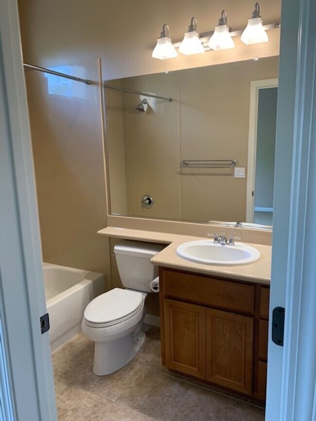 Building Photo - GORGEOUS MODERN 3BR 3BA TOWNHOUSE IN BEAUT...