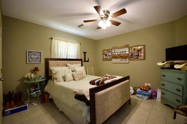 Building Photo - Beautiful Home in the Cul-de-sac
