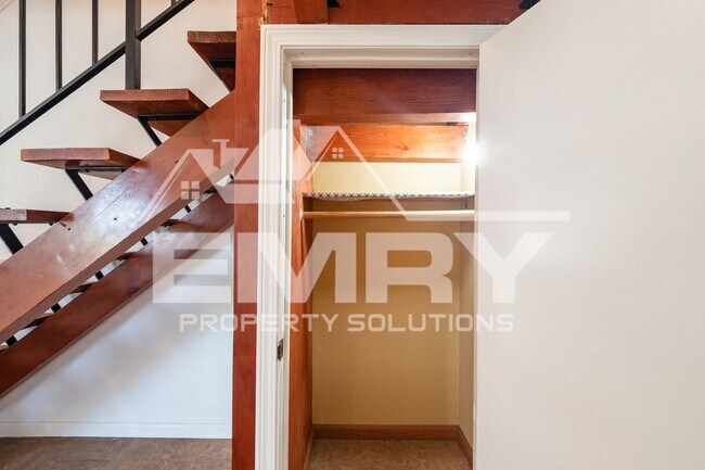 Building Photo - 9781 Karmont Ave