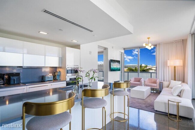 Building Photo - 220 21st St