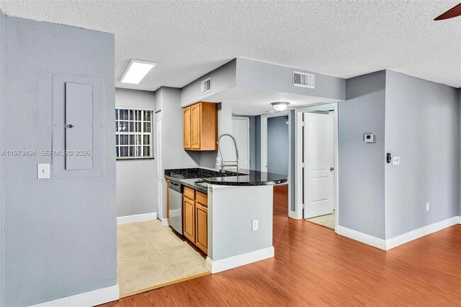 Building Photo - 2810 N Oakland Forest Dr