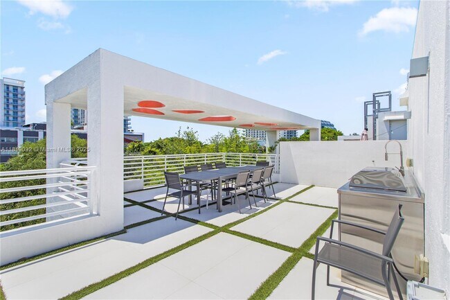Building Photo - 455 NE 39th St