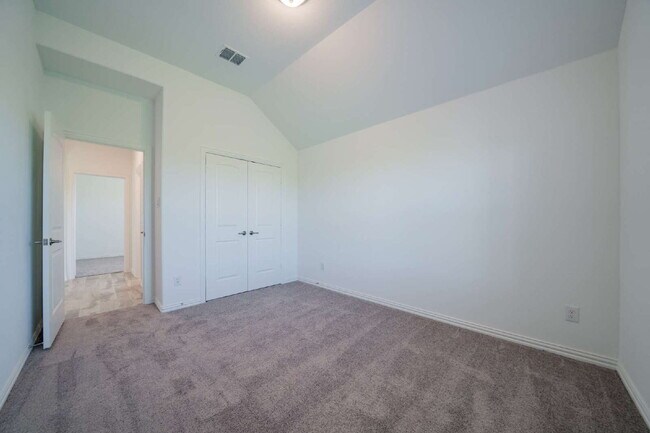 Building Photo - Welcome home to you new 3 bed 2 bath locat...