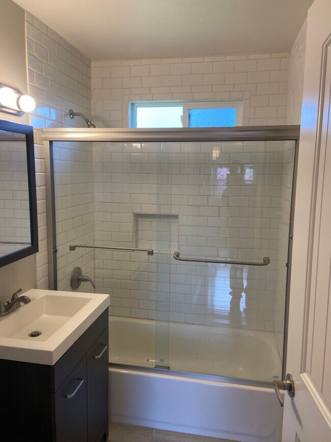 Building Photo - Charming 3 Bedroom, 1 Bath Home in Portland offering Comfortable Living with Central AC!