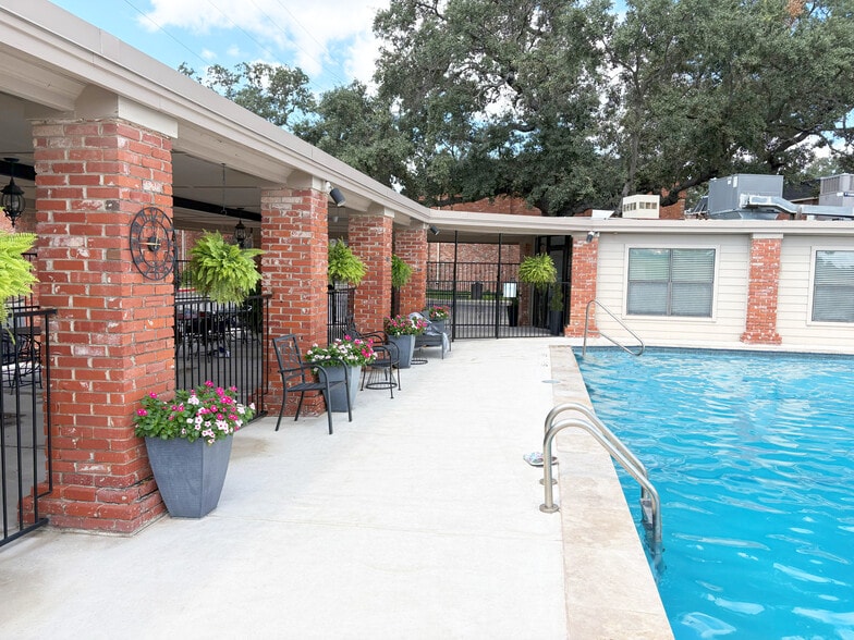 Swimming pool - 7500 Callaghan Rd