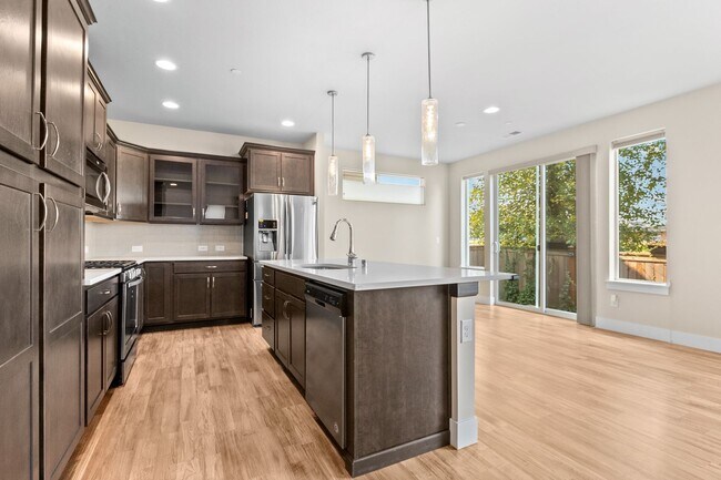 Building Photo - 3Bd/2.5Ba Lynnwood Home